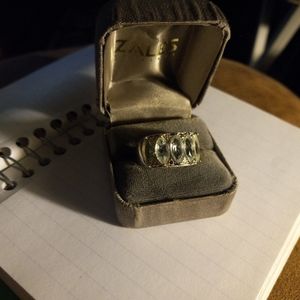 Wedding/engagement ring